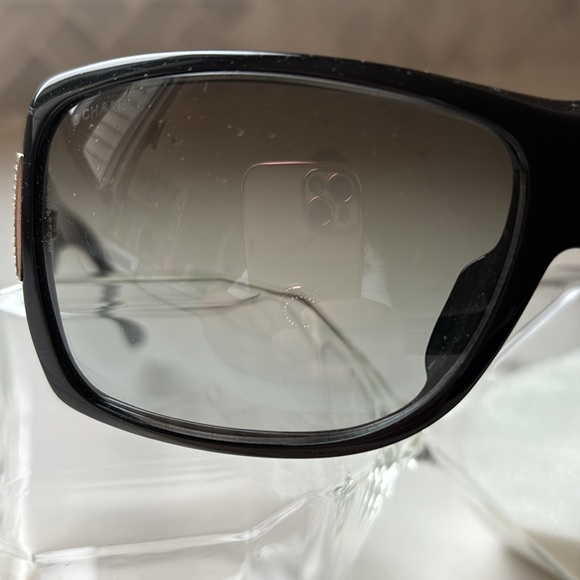 Chanel Black Oversized Sunglasses with Logo - Picture 4 of 9